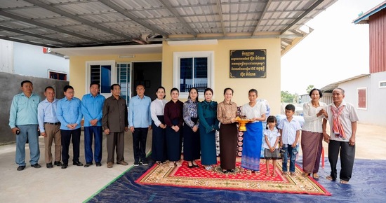 លោកជំទាវបណ្ឌិត ពេជ ចន្ទមុន្នី ហ៊ុនម៉ាណែត អញ្ជើញប្រគល់ផ្ទះថ្មី ចំនួន ៧ខ្នង ដែលជាអំណោយដ៏ថ្លៃថ្លារបស់ សម្តេចធិបតី និងលោកជំទាវបណ្ឌិតផ្ទាល់ ជូនដល់ក្រុមគ្រួសារនៃវីរកងទ័ពពលី រស់នៅក្នុងទឹកដីខេត្តព្រៃវែង និងខេត្តស្វាយរៀង