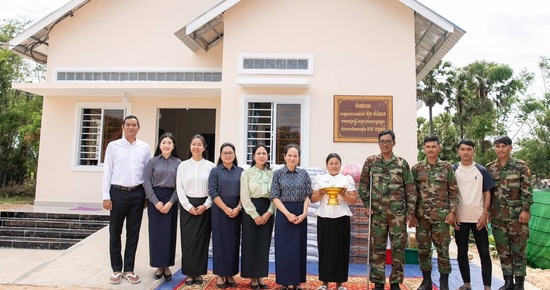 លោកជំទាវបណ្ឌិត ពេជ ចន្ទមុន្នី ហ៊ុនម៉ាណែតអញ្ជើញប្រគល់ផ្ទះថ្មី ចំនួន ៨ខ្នង ដែលជាអំណោយដ៏ថ្លៃថ្លារបស់ សម្តេចធិបតី និងលោកជំទាវបណ្ឌិតផ្ទាល់ ជូនដល់ក្រុមគ្រួសាររបស់វីរយុទ្ធជនពលី រស់នៅក្នុងខេត្តសៀមរាប 