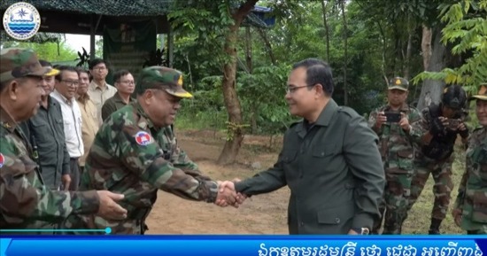 ឯកឧត្តម ថោ ជេដ្ឋា ដឹកនាំគណៈប្រតិភូក្រសួងចុះសួរសុខទុក្ខ និងនាំយកអំណោយជូនដល់កងកម្លាំងឈរជើងតាមខ្សែបន្ទាត់ព្រំដែនកម្ពុជា-ថៃ នៃតំបន់ប្រតិបត្តិការសឹករងព្រះវិហារ