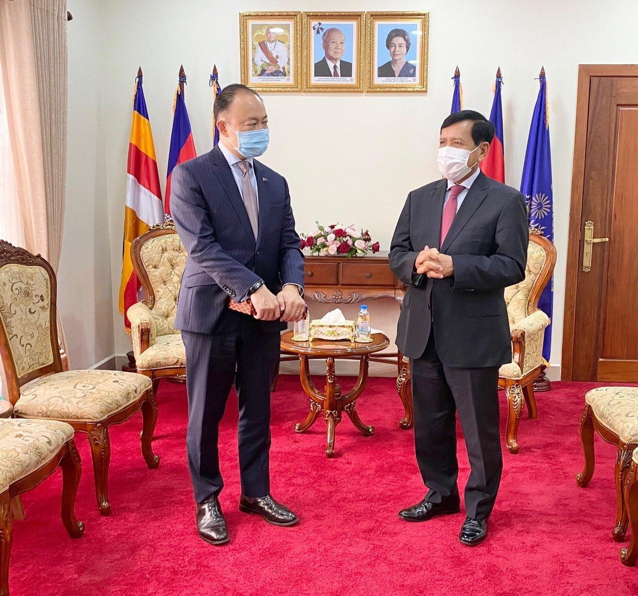 Meeting between the Minister of Civil Services Cambodia and the